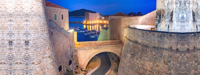 Trip Ungarn Stadt Urlaub - Dubrovnik - Einen Wahnsinns Panoramablick hat man von Dubrovniks Hausberg Srd. Empor geht’s ganz easy und entspannt, minutenschnell mit der Luftseilbahn. Für begeisterte GOT-Fans empfiehlt sich die speziell geführte Game-of-Thrones-Tour zu den bekanntesten Drehorten und Schauplätzen der erfolgreichen Kultserie, der Eiserne Thron ist auf der kleinen idyllischen Insel Lokrum zu bestaunen. Die beliebtesten Orte für Dubrovnik Ferien, locken mit besten Angebote für Hotels und Ferienunterkünfte mit Werbeaktionen, Rabatten, Sonderangebote für Dubrovnik Urlaub buchen. Reisedaten eingeben und Hotel Flug Mietwagen Attraktionen Taxis für eine Dubrovnik Reise flexibel buchen. Sollten sich die Pläne ändern, sind viele der Unterkünfte und Zimmer in Dubrovnik kostenfrei stornierbar.