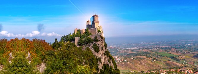 Trip Ungarn Urlaubsdestination - San Marino – Hol ihn dir – den heißbegehrten Einreise-Stempel von San Marino. Nimm deinen Reisepass, besuche die örtliche Tourismusbehörde, hier wird die kleine Trophäe in dein Reisedokument gestempelt, es sieht gut aus und ist eine supertolle Urlaubserinnerung. Dieses neue Trendy-Reiselust-Souvenir passt ausgezeichnet zu den anderen außergewöhnlichen Stempeln deiner vergangenen Reisen. San Marino ist ein sehr interessanter Zwergstaat, eine Enklave, vollständig von Italien umgeben, eine der ältesten bestehenden Republiken und eines der reichsten Länder der Welt. Die beliebtesten Orte für Ferien in San Marino, locken mit besten Angebote für Hotels und Ferienunterkünfte mit Werbeaktionen, Rabatten, Sonderangebote für San Marino Urlaub buchen.