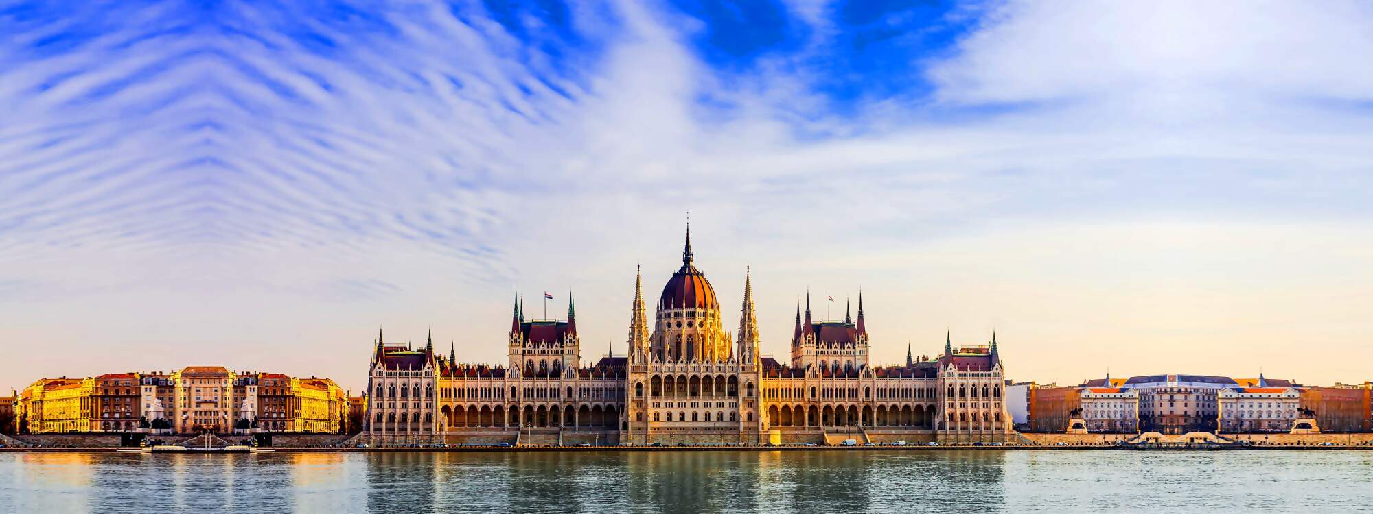 Das Parlament am Flussufer waehrend eines Sommertages mit blauem himmel in Budapest - Ungarn